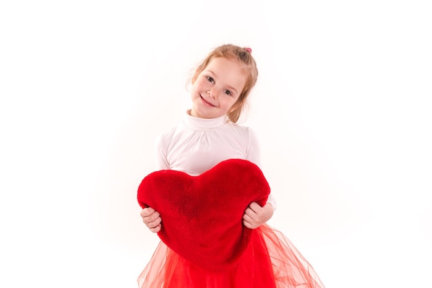 Leuk meisje dat rood geïsoleerd hart houdt. St Valentine's, liefde en geluk concept.