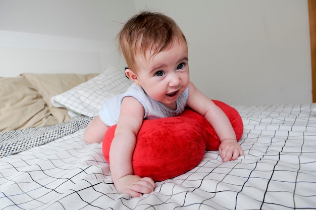 Leuk meisje dat thuis op het bed speelt.