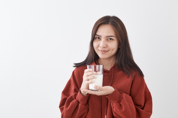 Leuk meisje drinkt melk. portret