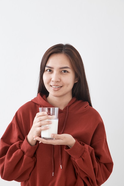 Leuk meisje drinkt melk. portret