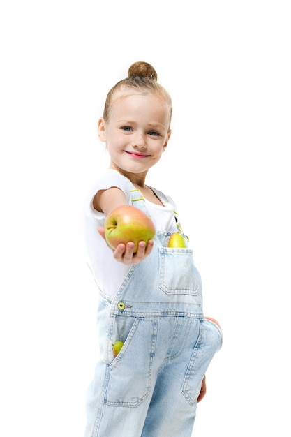 Leuk meisje gekleed in denim overall met appels op een witte achtergrond