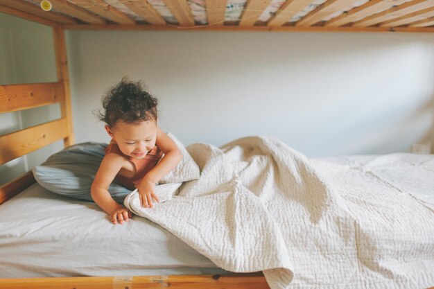 Leuk meisje in bed thuis.