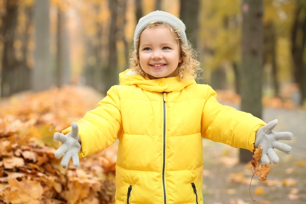 Leuk meisje in de herfstpark