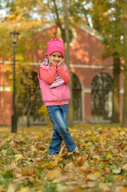 Leuk meisje in een herfstpark.