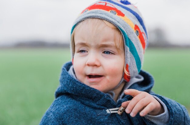 Leuk meisje in het park in de winter.