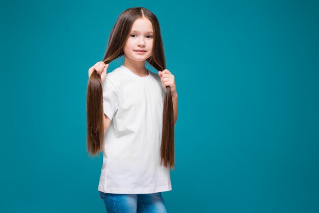 Leuk meisje in T-shirt met lang haar