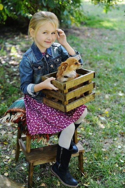 Leuk meisje met een hond