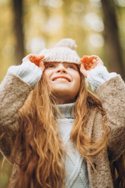 Leuk meisje met lang rood haar in herfstbos