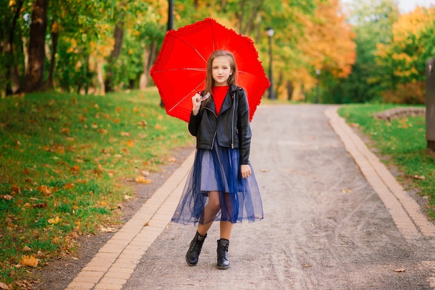 Foto leuk meisje met paraplu. weersvoorspelling conceptie