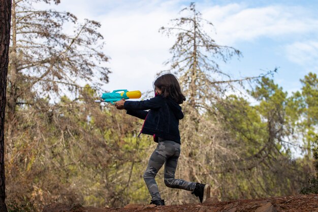 Leuk meisje met waterpistool