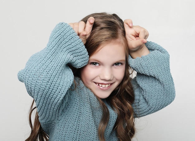 Leuk meisje speelt met vrienden Portret van positief gelukkig kind