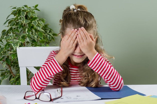 Leuk ondergeschikt schoolmeisje met blond haar, het glimlachen, het trekken