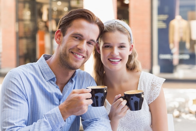 Leuk paar dat een koffie samen drinkt