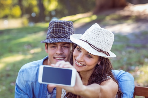 Leuk paar dat een selfie neemt