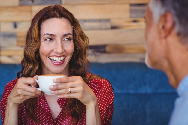 Leuk paar dat koffie heeft samen