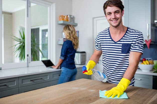 Leuk paar die de keuken schoonmaken