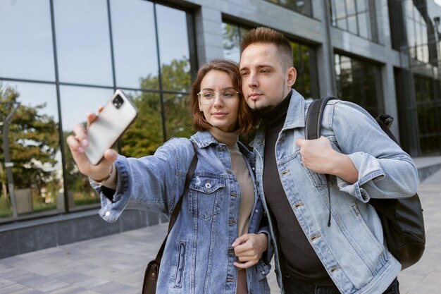 Leuk paar hipsterstudenten die selfie op smartphone in stad nemen