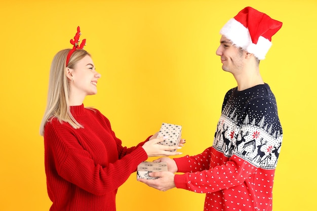 Leuk paar in kerstkleren op gele achtergrond