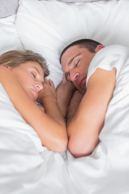 Leuk paar in slaap samen in bed