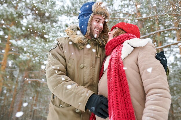 Leuk paar in Winter Forest