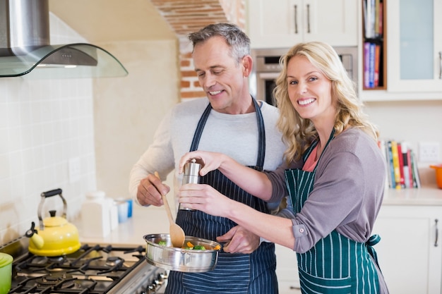 Leuk paar koken in de keuken