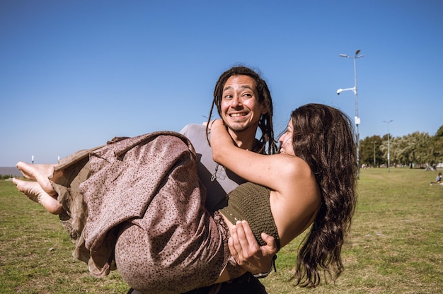 Leuk paarmoment tussen jonge Latijnse man en vrouw buitenshuis