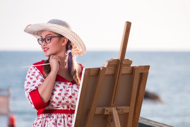 Leuk pinupmeisje in het strand