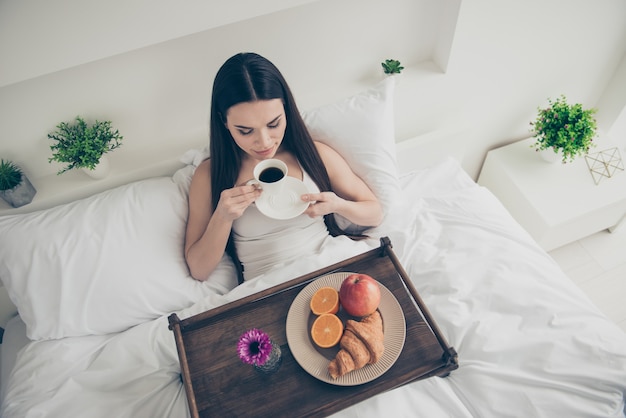 Leuk positief meisje poseren in haar bed