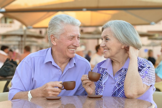 Leuk senior koppel met koffie op vakantie