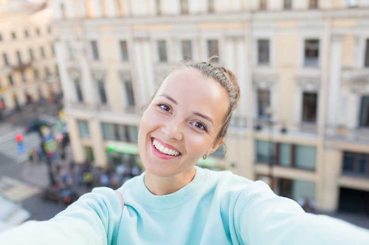 Foto leuk sexy meisje maakt een selfie op uw smartphone.