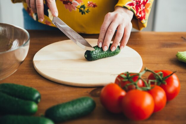 Leuk zwanger meisje dat groentesalade in de keuken voorbereidt