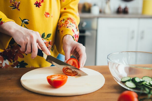 Leuk zwanger meisje dat groentesalade in de keuken voorbereidt