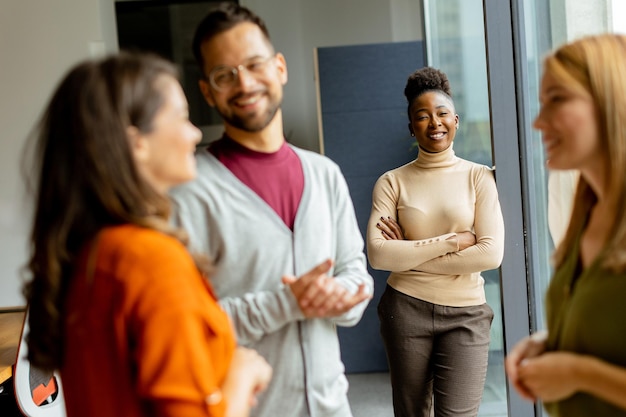 Leuke Africam Amerikaanse vrouw met haar jonge multi-etnische startup team werkt op het moderne kantoor