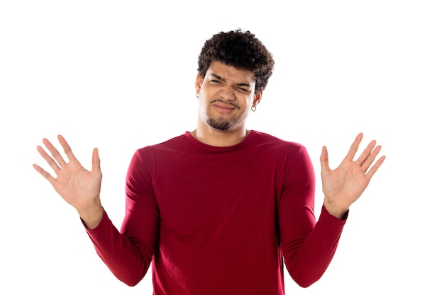 Leuke Afro-Amerikaanse man met afro kapsel, gekleed in een bordeaux T-shirt geïsoleerd