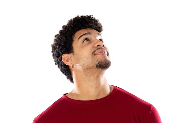 Leuke Afro-Amerikaanse man met afro kapsel, gekleed in een bordeaux T-shirt geïsoleerd