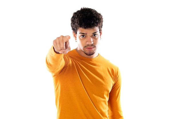 Leuke afro-amerikaanse man met afro kapsel, gekleed in een oranje t-shirt geïsoleerd