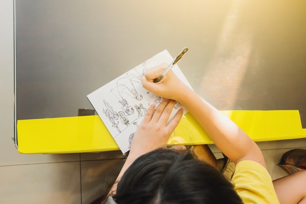Leuke Aziatische kinderen tekenen cartoon thuis in de ochtend