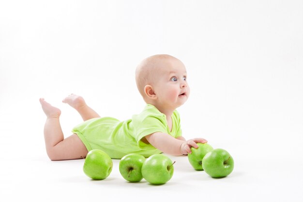 Leuke baby die op de achtergrond en het glimlachen ligt