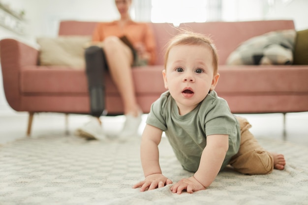 Leuke baby die op de vloer kruipt.