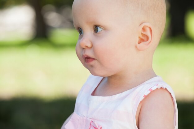 Leuke baby die weg park bekijkt