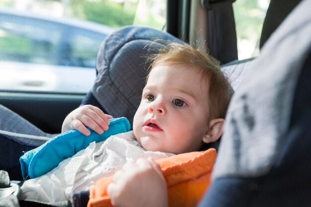 Leuke baby in de auto.