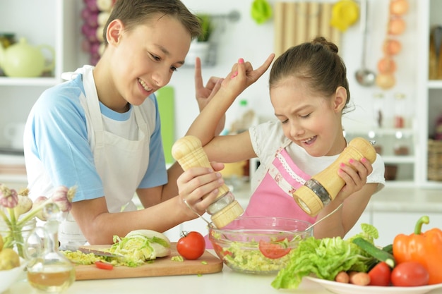 Leuke broer en zus koken samen in de keuken