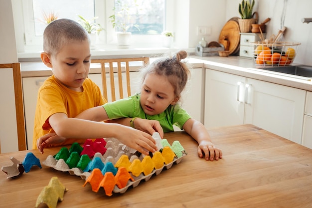 Leuke broers bezig met het samenstellen van de papieren puzzel