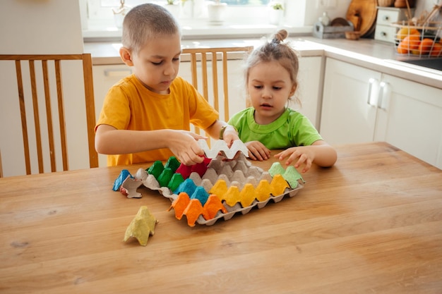 Leuke broers bezig met het samenstellen van de papieren puzzel