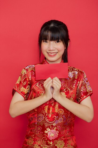 Leuke Chinese vrouw met rode envelop