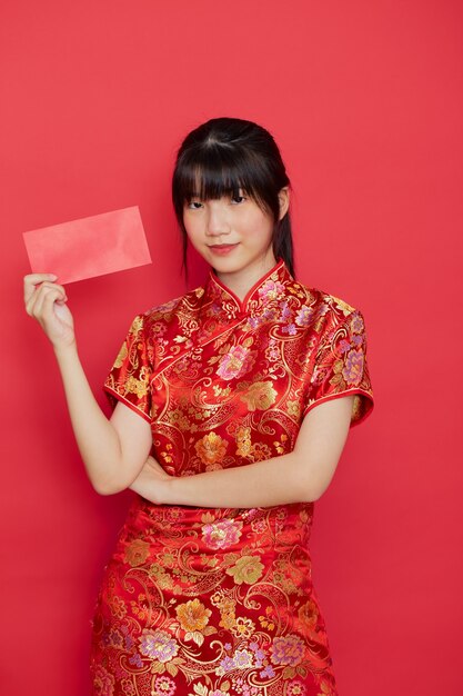 Leuke Chinese vrouw met rode envelop