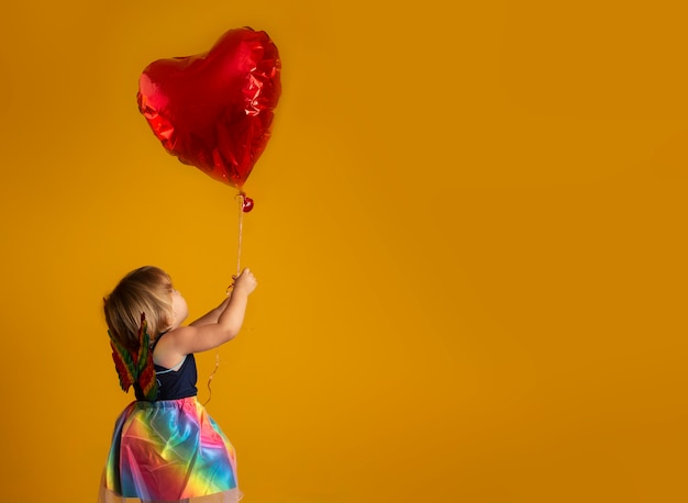 Leuke cupido met rode hartvorm ballon. Fijne Valentijnsdag. Kinderdag. Carnaval. Matinee.