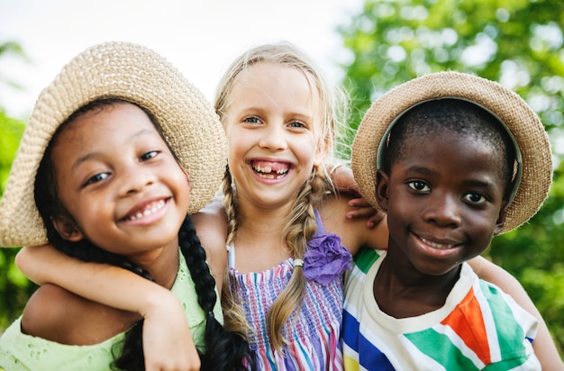 Leuke diverse kinderen die in het park spelen