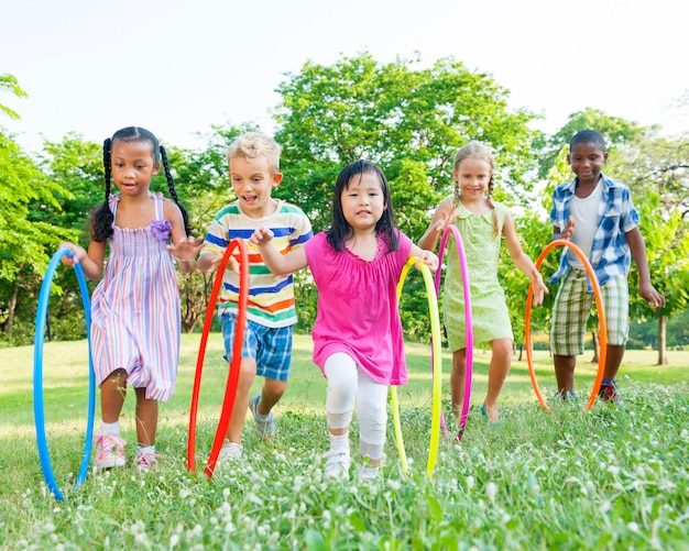 Leuke diverse kinderen spelen in het park