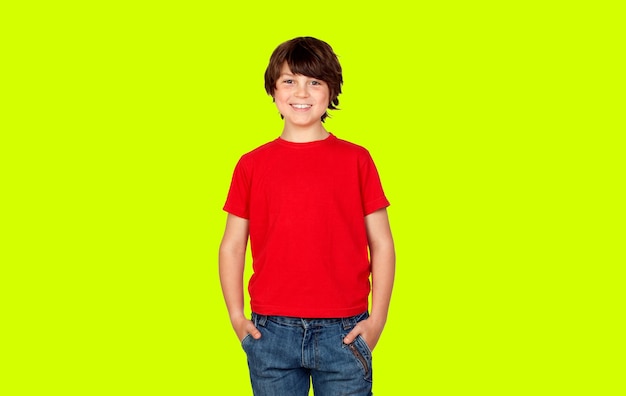 Leuke donkerbruine jongen in rood t-shirt